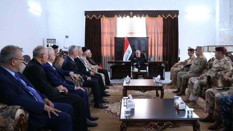 العبادي خلال لقائه وفدا مسيحيا في الموصل - صورة من المكتب الاعلامي للحكومة العراقية