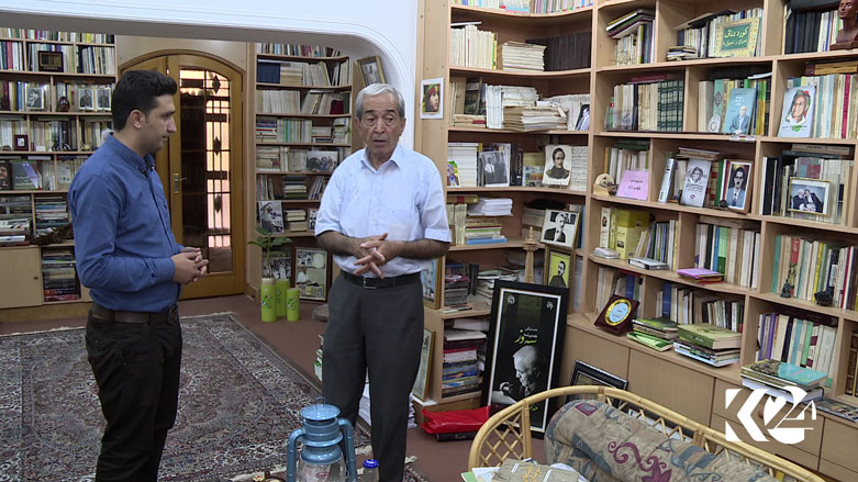 Kurdish writer Mumtaz Haidari standing next to Kurdistan24 Correspondent Nawras Abdulla in his library in Erbil, Kurdistan Region, July 2, 2017. (Photo: Kurdistan24)