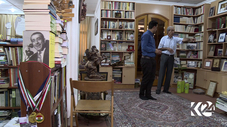 Kurdish writer Mumtaz Haidari standing next to Kurdistan24 Correspondent Nawras Abdulla in his library in Erbil, Kurdistan Region, July 2, 2017. (Photo: Kurdistan24)