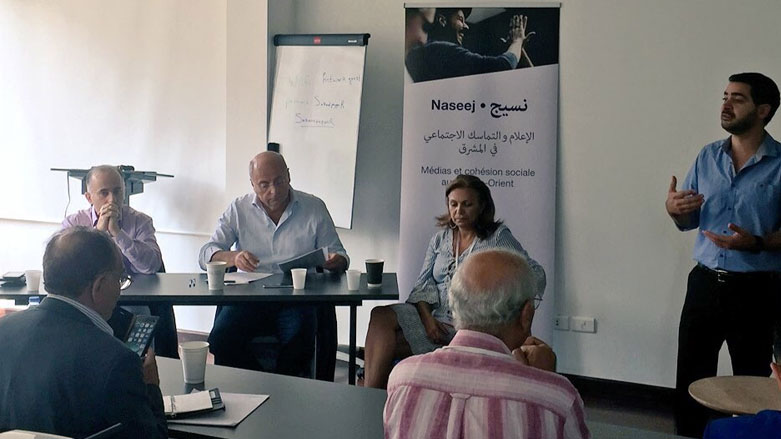 ايمن مهنا يلقي محاضرته خلال الورشة او اللقاء التشاوري - صورة من حساب سكايز على تويتر