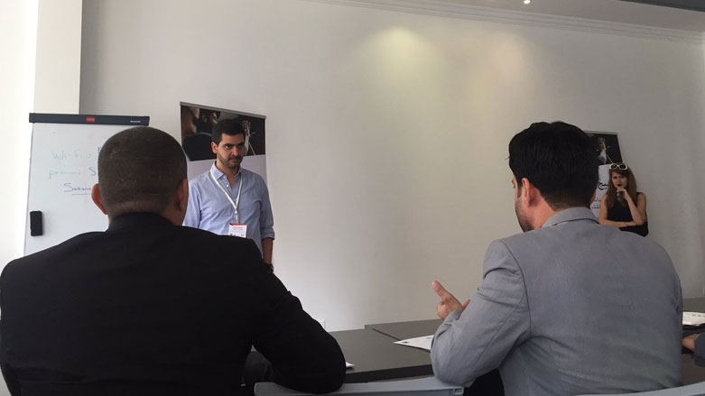 مدير تحرير الموقع العربي لكوردستان24 مرتضى اليوسف يطرح مداخلته خلال اللقاء الصحفي