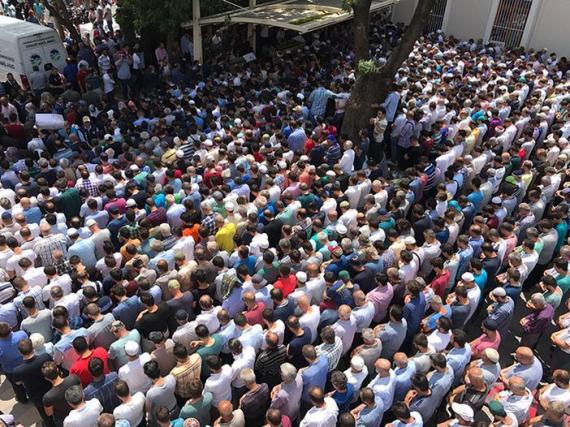 هه‌زاران تورك ئاماده‌ی نوێژكردن له‌سه‌ر ته‌رمی ژن و مندالێكی سووری ده‌بن كه‌ به‌شێوه‌یه‌كی دڕندانه‌ كوژران