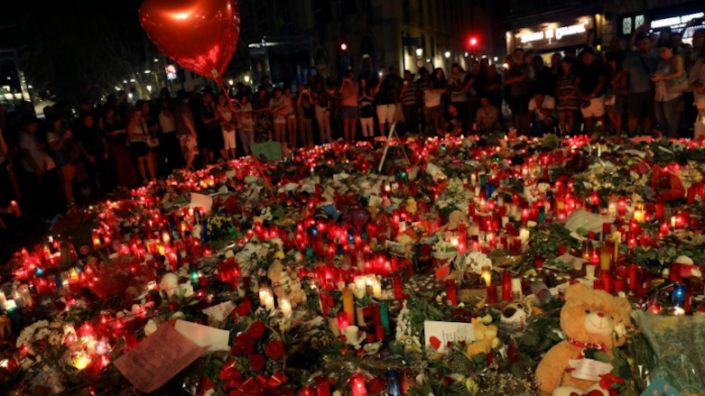 People gather at an impromptu memorial where a van crashed into pedestrians at Las Ramblas in Catalonia's Barcelona, Spain, August 19, 2017. (Photo: Reuters)