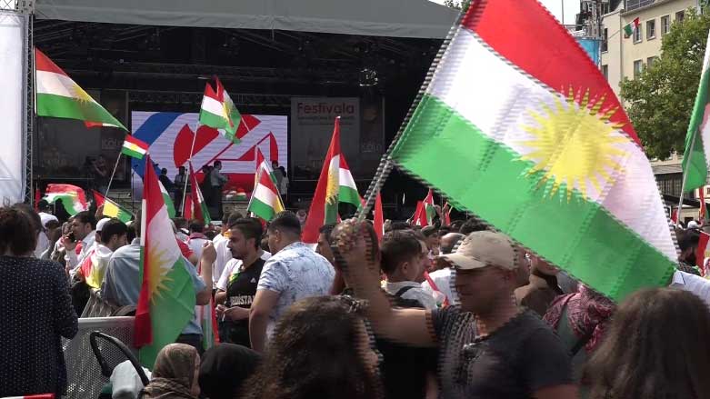 تجمع ٢٠ هزار نفری کردهای ساکن اروپا در حمایت از همەپرسی اسقتلال کردستان 