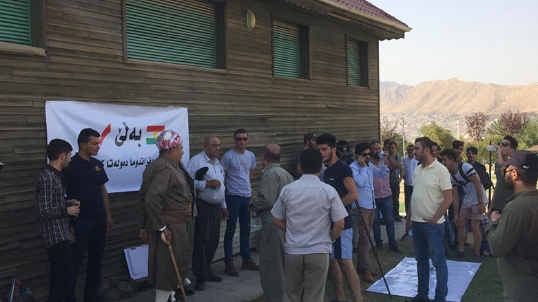 به‌ وێنه‌.. ژماره‌يه‌ك گه‌نجى پارچه‌كانى كوردستان به‌ چالاكييه‌ك پشتيوانى له‌ ريفراندۆم ده‌كه‌ن