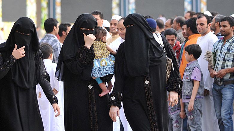 به‌ ڤيديۆ.. گه‌نجانى سعووديه‌ به‌م جۆره‌ گێچه‌ڵ به‌ ئافره‌تان ده‌كه‌ن