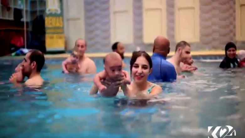 منداڵان لە تەمەنی چەند مانگییەوە فێری مەلەوانی دەكرێن