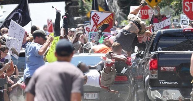 لحظه برخورد خودرو با معترضان مخالف نژادپرستی