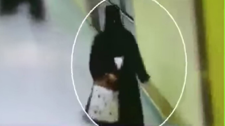 ژنێك منداڵێكی ساوا ده‌دزێ