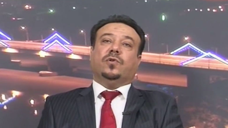 كاتب عراقي يتعرض لضرب من "شيخ و700 رجل"