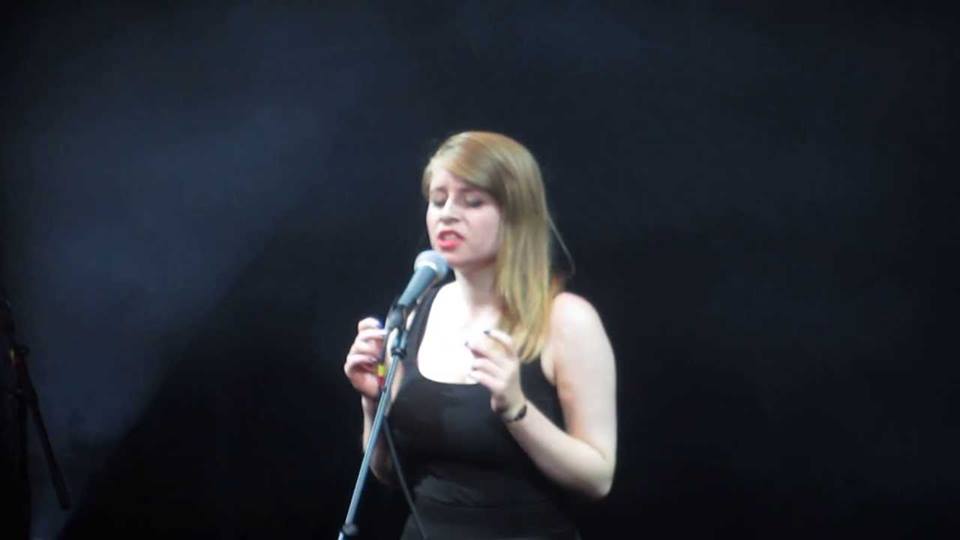 ژنێكی ھۆڵەندی بە زمانی كوردی گۆرانی دەڵێت