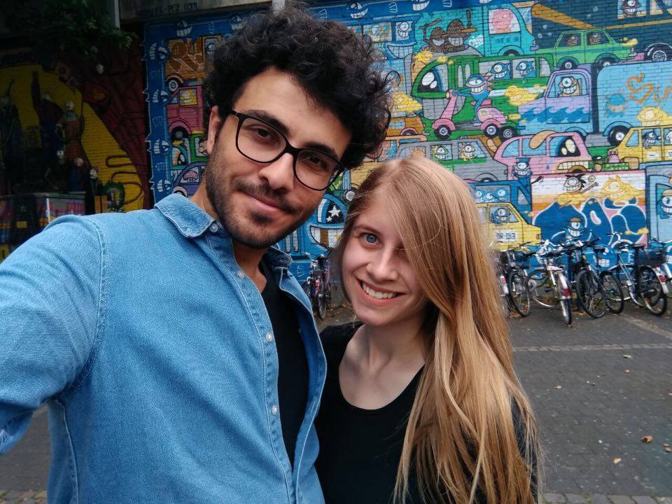 ژنێكی ھۆڵەندی بە زمانی كوردی گۆرانی دەڵێت