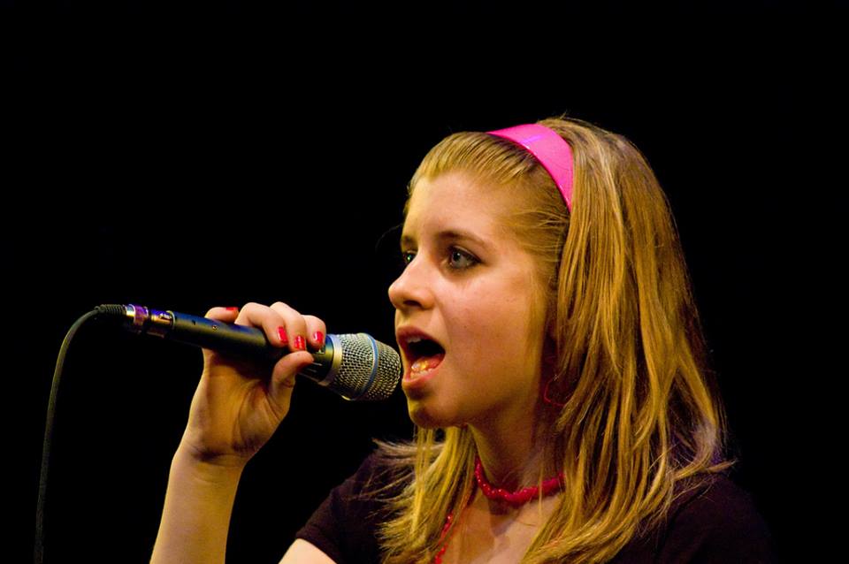 ژنێكی ھۆڵەندی بە زمانی كوردی گۆرانی دەڵێت