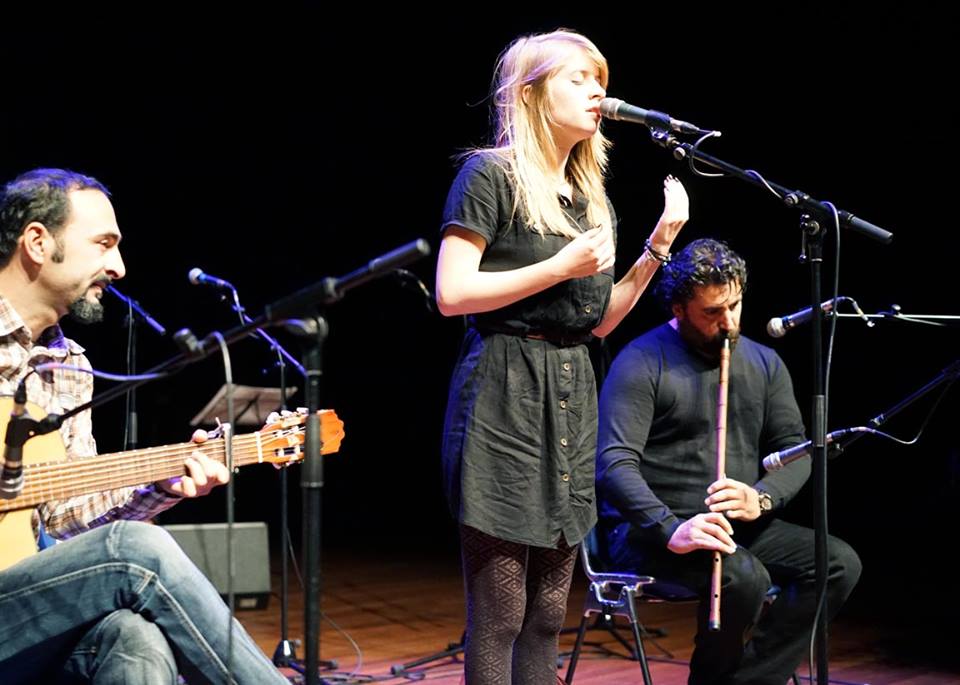 ژنێكی ھۆڵەندی بە زمانی كوردی گۆرانی دەڵێت