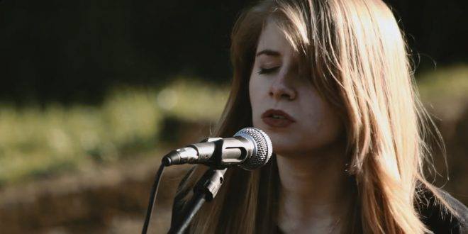 ژنێكی ھۆڵەندی بە زمانی كوردی گۆرانی دەڵێت