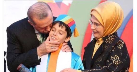 ئه‌ردۆغان و ئه‌مینه‌ی هاوژینی له‌ ئاهه‌نگی ده‌رچوونی ئه‌حمه‌د