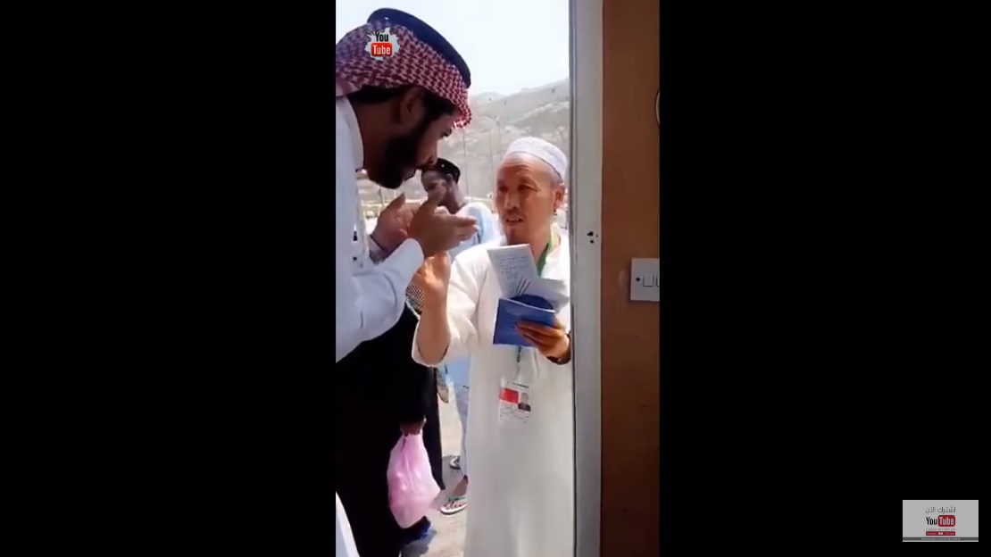 به‌ ڤيديۆ.. له‌ كاتى حه‌جدا كارمه‌ندێكى سعوودى به‌ حاجييه‌كى چينى راده‌بوێرێت