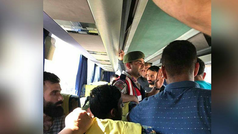 به‌ ڤيديۆ.. ده‌يان په‌نابه‌رى كورد له‌ توركياوه‌ راده‌ستى جه‌يشى حوڕى سووريا كراوون