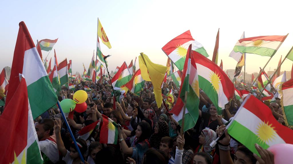 People take part in a rally in the Kurdish city of Qamishli in Syrian Kurdistan to support the independence referendum of their brethren in Iraqi Kurdistan, Sept 25. (Photo: AFP)