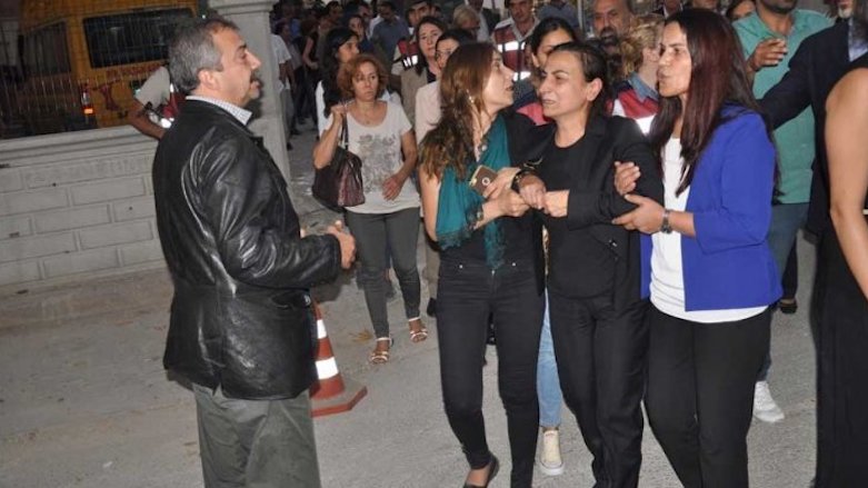 A devastated Tugluk, out of prison with special permission, was consoled by fellow politicians at the cemetery. (Photo: DHA)