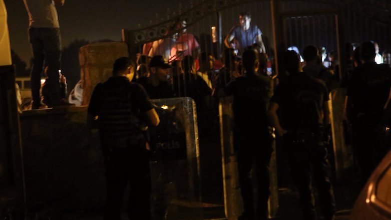 Picture shows Turkish police forming a cordon to keep away the assailants chanting racist slogans during the attack on Hatun Tugluk's funeral in Ankara, Sept 13, 2017. (Photo: HDP)