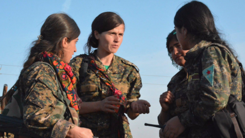 US-backed Kurdish Women's Protection Units (YPJ) fighters discuss ahead of an operation during the campaign to capture the Islamic State capital of Raqqa, Syria, 2016. (Photo: YPG)
