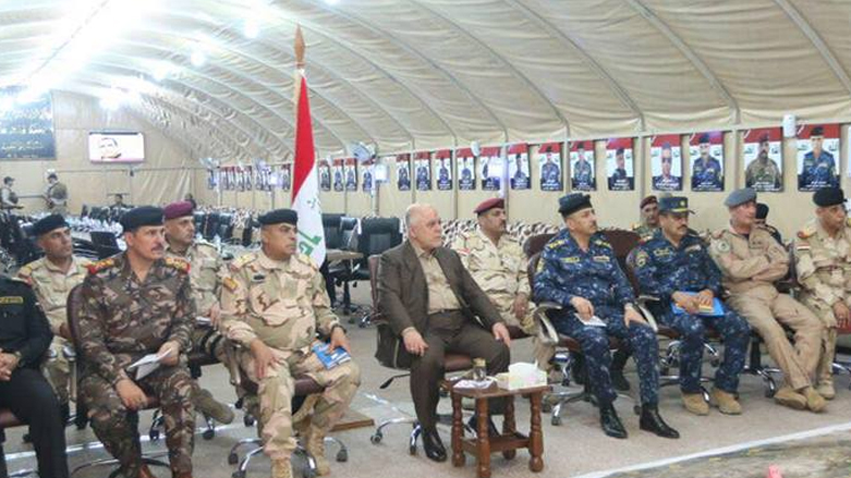 العبادي داخل مقر عسكري في مخمور - صورة من المكتب الاعلامي لرئيس الحكومة