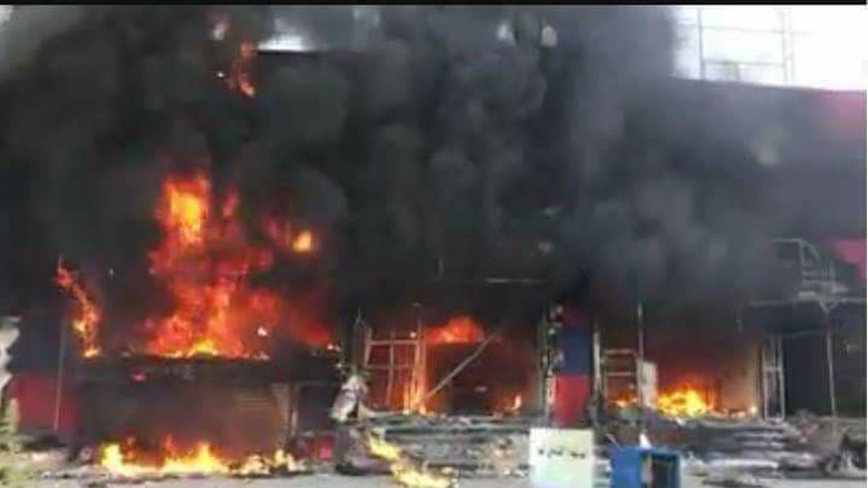 A Kurdish-owned building set ablaze by Iraq's Hashd Al-Sha’abi militias in the town of Tuzkhurmatu, after the Monday collapse of Kurdish forces defense lines. (Source: Kurdistan 24)