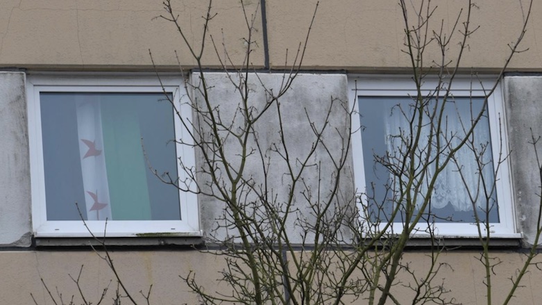 A Syrian flag is seen in a window of a residential building in Schwerin, Germany, Oct. 31, 2017. (Photo: Reuters)