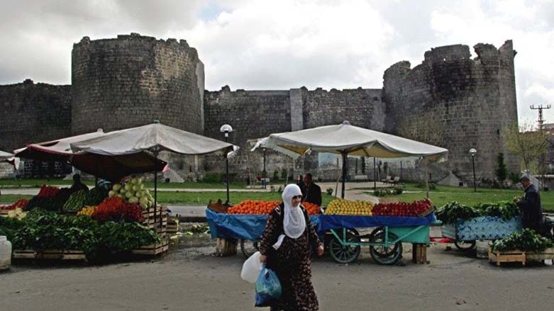 Biryara hilweşandina hin taxên Sûra Diyarbekirê hat rawestandin