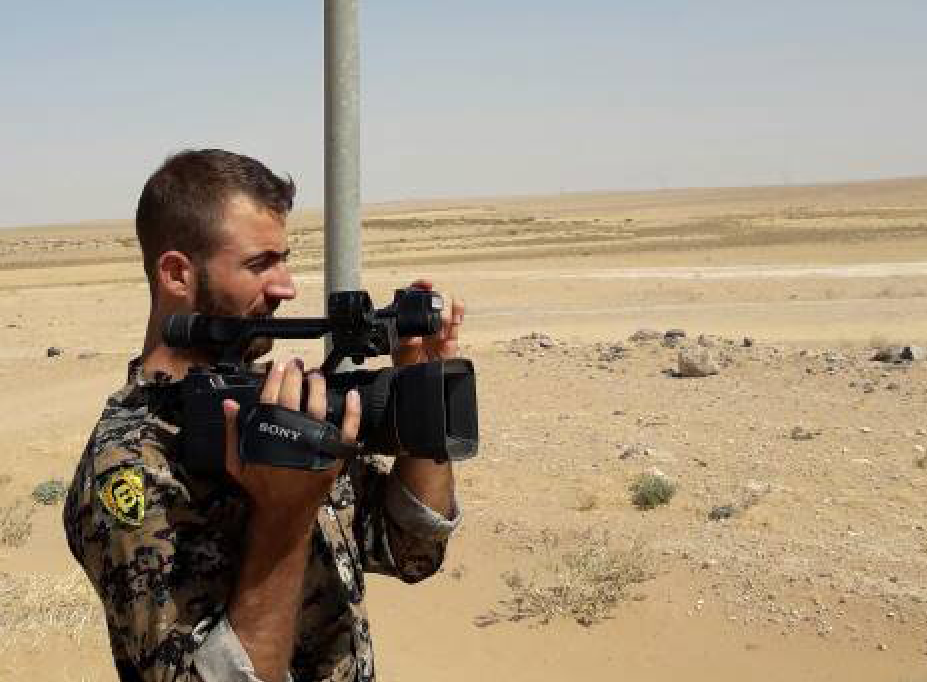 رۆژنامەنووس ھۆگر محەمەد لە كاتی كاردن