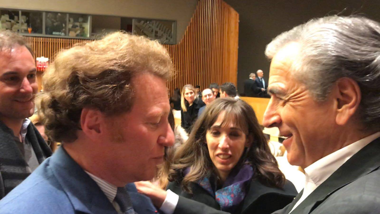 برنارد هنری لوی نفر سمت راست در سالن نمایش فیلم پیشمرگه در سازمان ملل، نیویورک هفتم آذر 1396