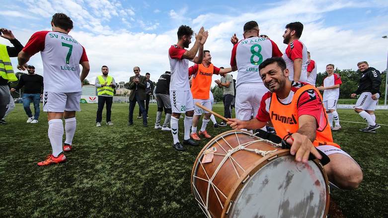 SV Azadi Lübeck player Nevaf Dogan celebrates with his team by playing the traditional Kurdish dahool drum. (Photo: Ulf-Kersten Neelsen)