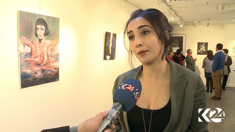 Keçeke kêmendam bi pêşanageha xwe ya hunerî hêviyê dide mirovan