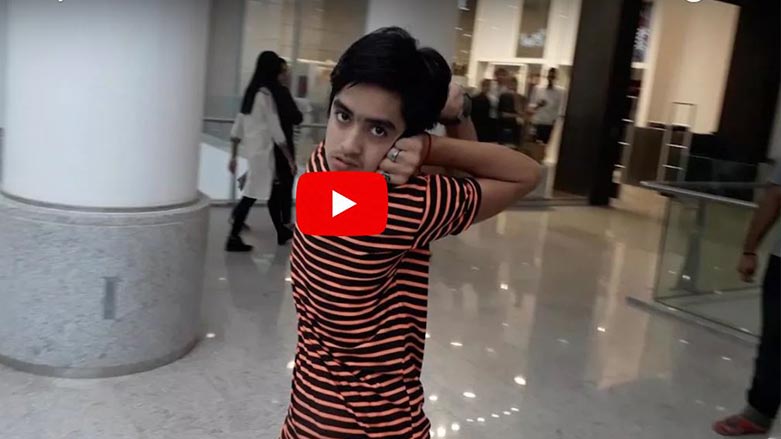 مێردمنداڵێك پاكستانى ده‌توانێت 180 پله‌ سه‌رى بسووڕێنێت