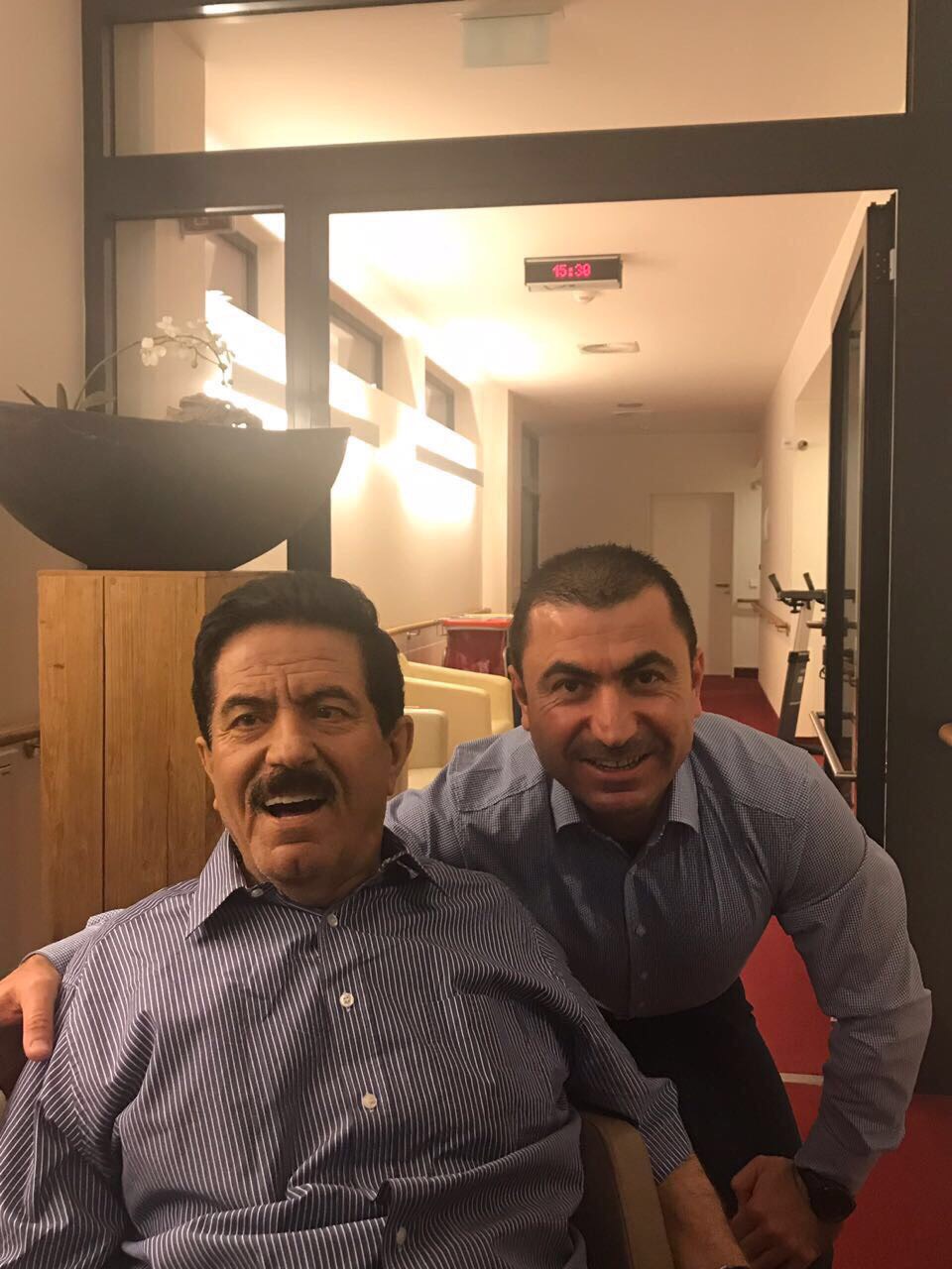 نجل كوسرت رسول ينشر أحدث صور لوالده في برلين
