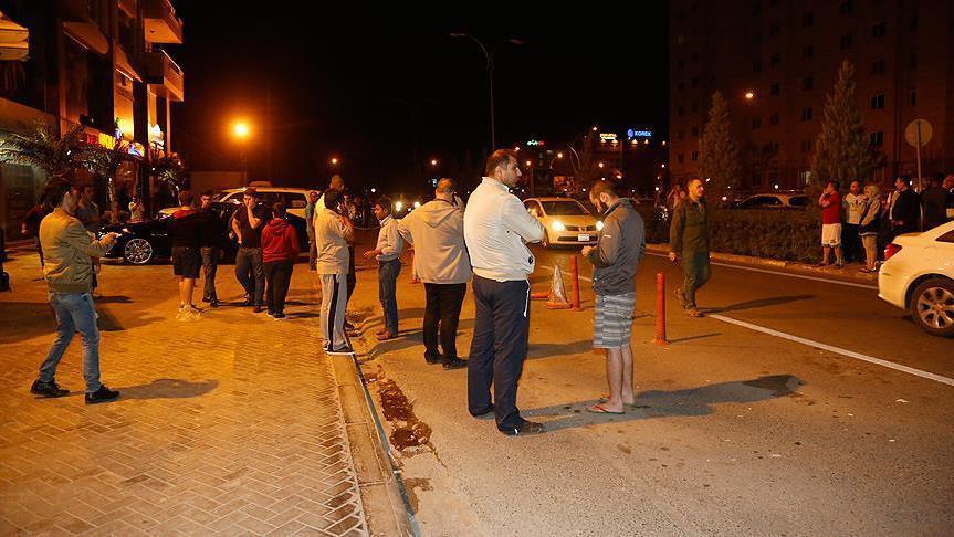 People going to the streets following the earthquake in Erbil. 