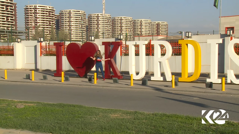 بالصور.. رقصات فتاة تبعث 