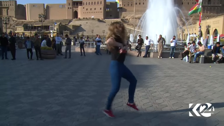 بالصور.. رقصات فتاة تبعث 