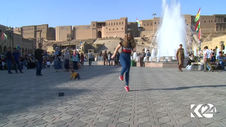 بالصور.. رقصات فتاة تبعث 