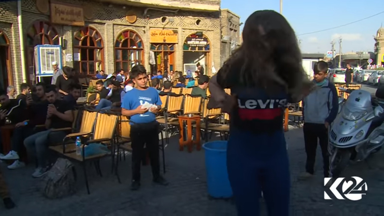 بالصور.. رقصات فتاة تبعث 