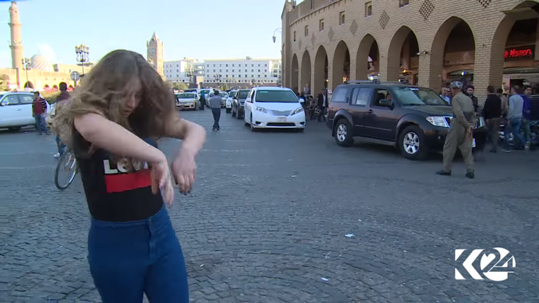 بالصور.. رقصات فتاة تبعث 