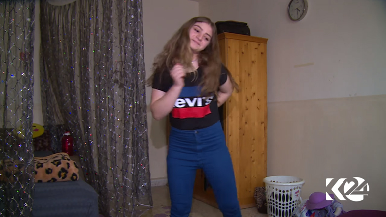 بالصور.. رقصات فتاة تبعث 