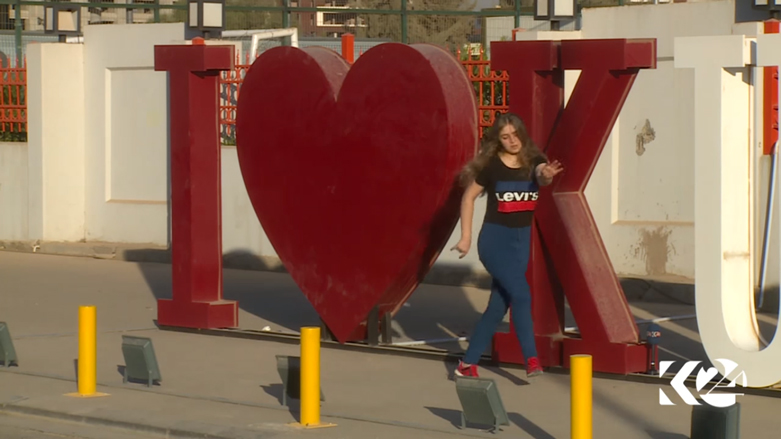 بالصور.. رقصات فتاة تبعث 