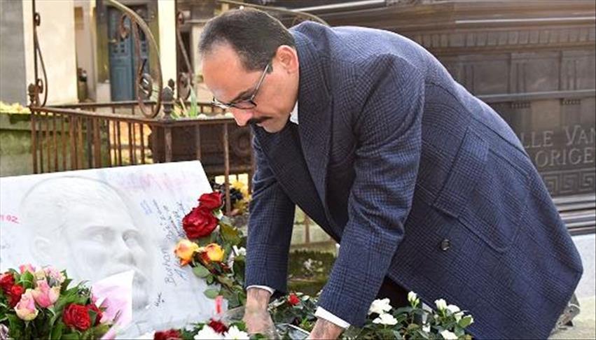 ئیبراهیم کاڵن، گوتەبێژی سەرۆکایەتی کۆماری تورکیا، له‌ پاریس تاجه‌گوڵینه‌ له‌سه‌ر مه‌زاری هونه‌رمه‌ندی كورد ئه‌حمه‌د كایا داده‌نێت