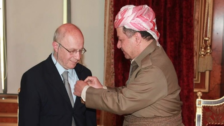 Besikci receives a medal of recognition from the then President of the Kurdistan Region Masoud Barzani, Erbil, 2013. (Photo: KRP)