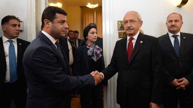 A then free Demirtas (L) shakes hands with CHP's Kilicdaroglu at HDP headquarters in Ankara, Oct. 10, 2015. (Photo: DHA)