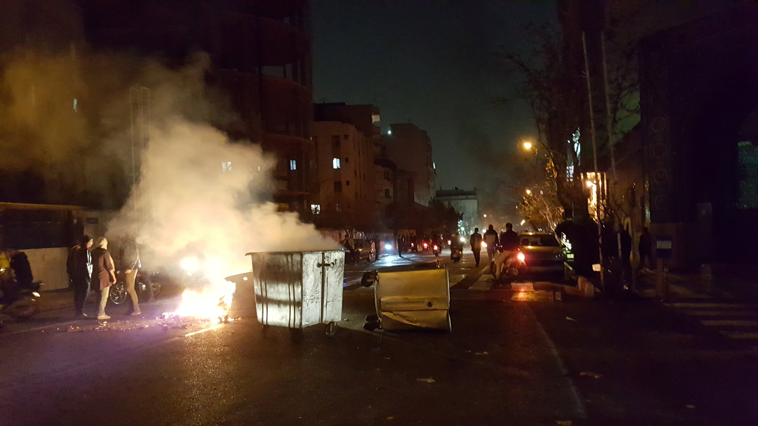 داخستنی شه‌قامێكی تاران له‌لایه‌ن خۆپیشانده‌رانه‌وه‌