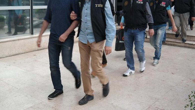Turkish authorities escort suspects who were detained for links to the Islamic State (IS). (Photo: Anadolu Agency)