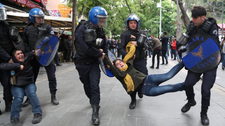 Turkish riot police detain demonstrators during a protest against the detention of two hunger-striking teachers in Ankara, May 22, 2017. (Photo: Reuters)